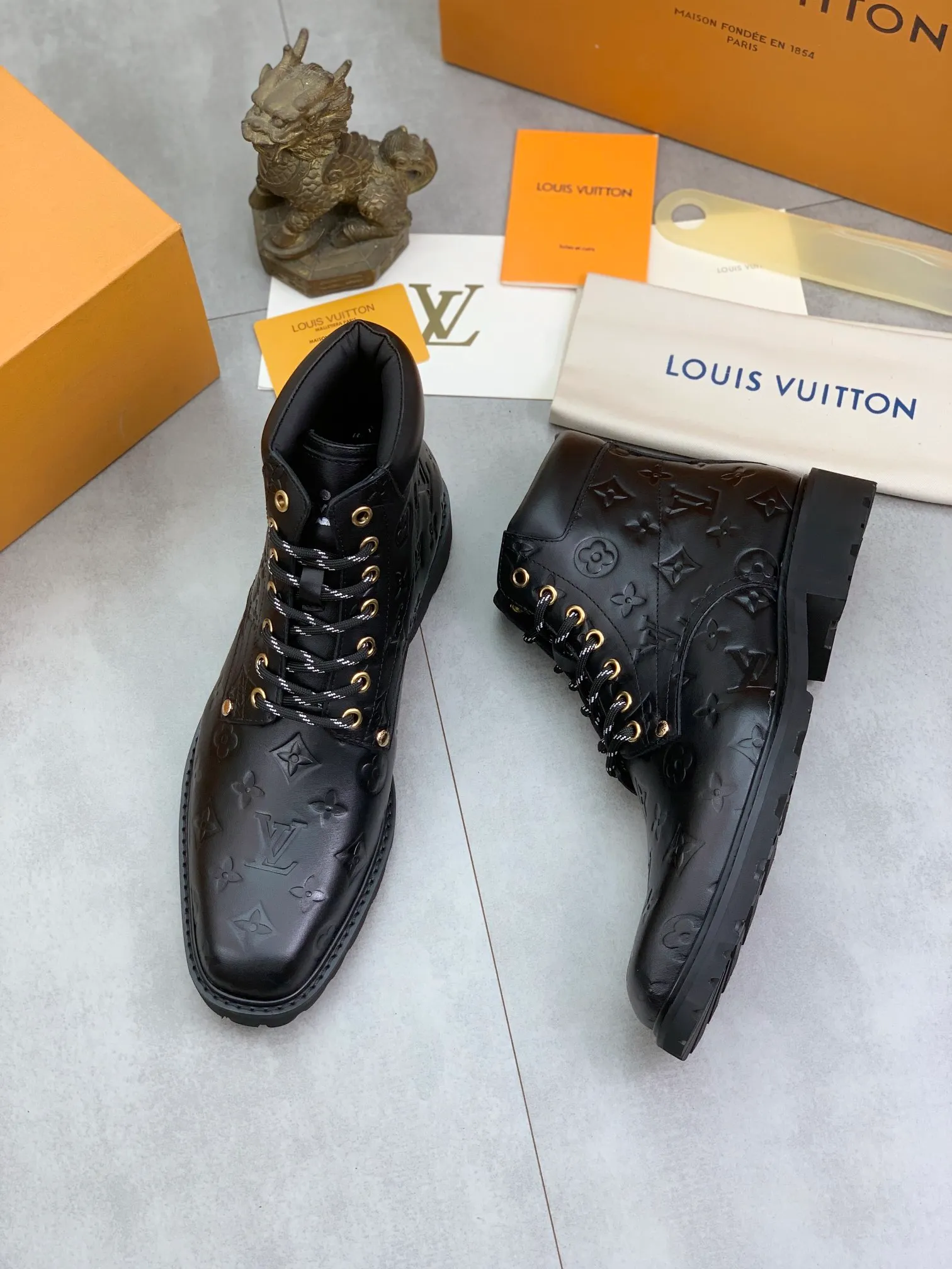 Men's shoes 💰P600💰【New】🆘Water-dyed cow lining LV Louis Vuitton business high-top leather shoes, made of original imported Italian 🇮🇹 selected calfskin, full cowhide lining, carefully handmade by professional shoemakers, the original version is specially designed for wear-resistant outsole. Standard code: 38-44 3⃣️color🉑️select